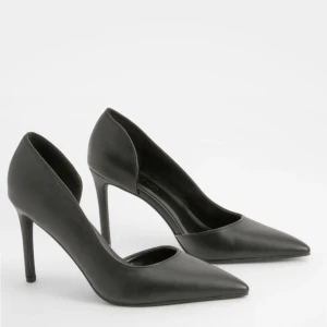 Svarta pumps - Jättefina klackskor från boohoo. Precis som nya, enbart använts en gång, säljer då de är lite för stora på mig som vanligtvis har storlek 37. Passar bättre på någon som har storlek 38. 🩷🩷