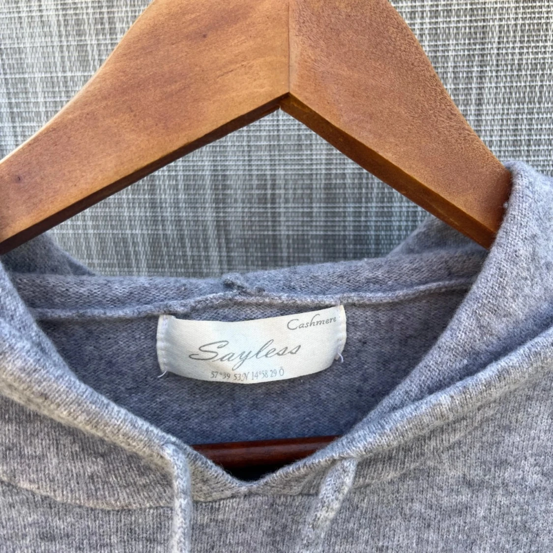 Grå kashmirhoodie från Sayless - 91