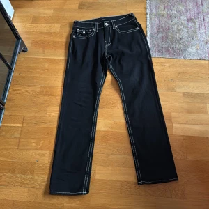 True Religion svarta jeans Ricky - Svarta jeans från True Religion, modell Ricky. Dom är feta så köp dom om du har stil!