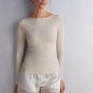 Trendig intimissimi tröja kashmir  - Supersnygg ljusbeige långärmad topp i tunn och mjuk kashmir, Perfekt till vintern😍Trendig fin tröja perfekt med många smycken eller under jackor. Nypris 639kr, jag säljer för 350kr🥰