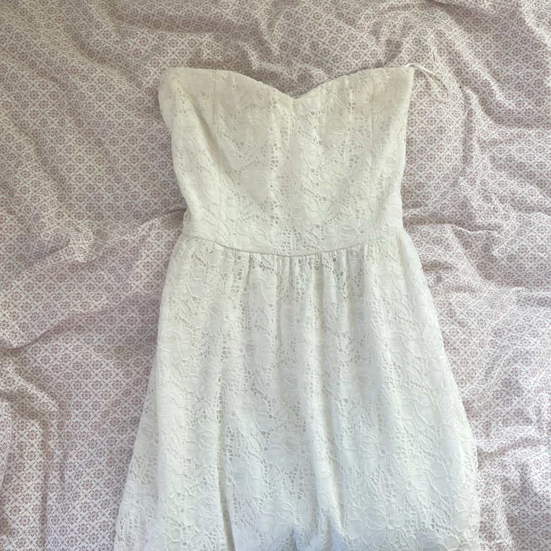Vit axelbandslös spetsklänning - 2