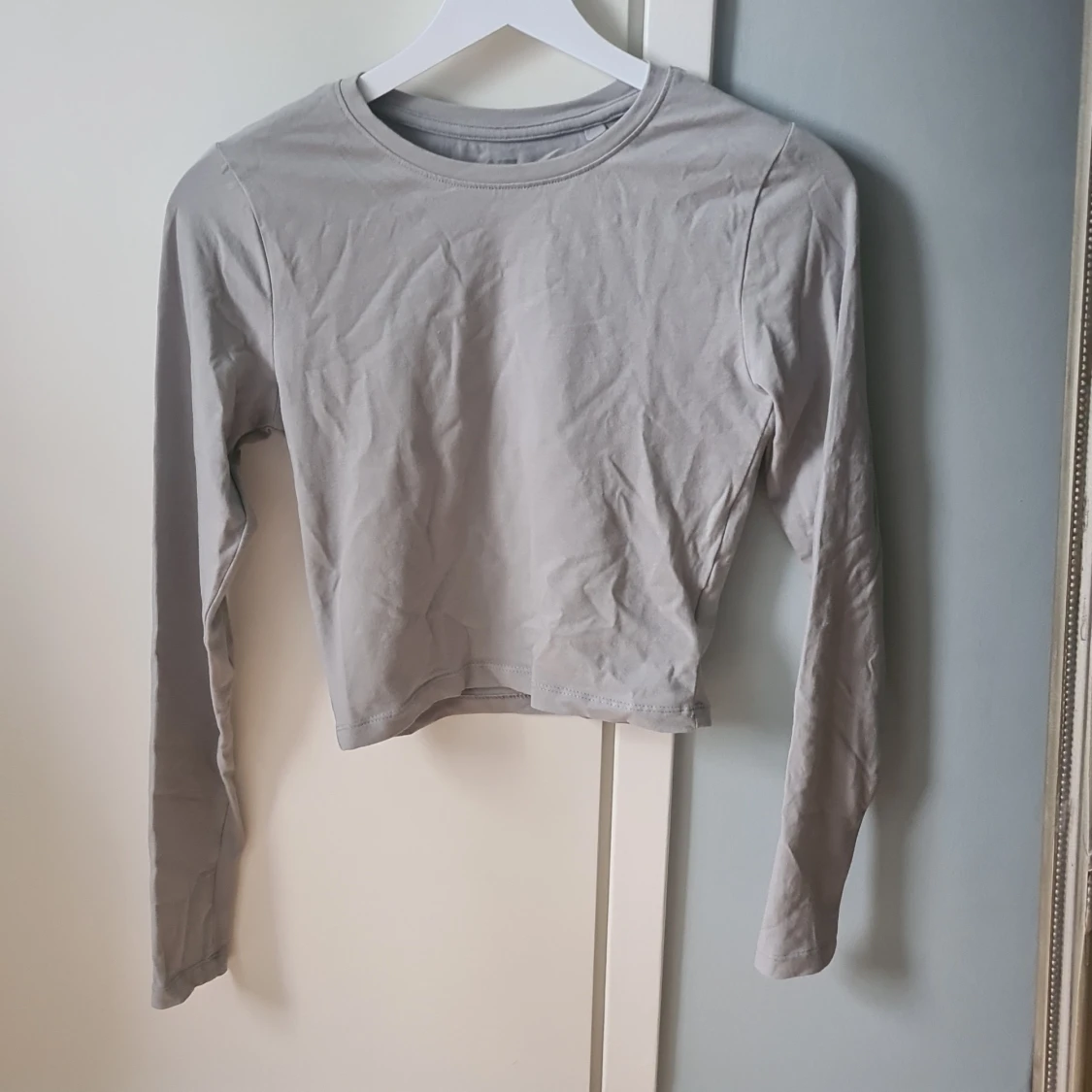 Ljusgrå croppad långärmad topp 157