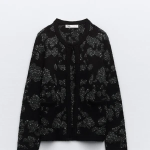 Svart glittrig kofta från Zara - Snygg svart kofta från Zara med glittriga paljettdetaljer och två små fickor framtill. Koftan har lång ärm och är stickad. Endast använd ca 4 gånger.