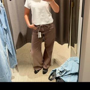 Bruna jeans - Skitsnygga bruna jeans, passar någon som brukar ha 36 i jeans om man vill ha dem lite mer baggy. Jag har i vanliga fall 36 och är ca 174. Använda fåtal gånger. Nypris 600