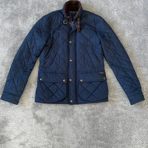 Ralph lauren jacka - En mycket snygg Ralph lauren jacka som passar perfekt för lite kyligare väder! Jackans nypris är cirka 2299 kr. Jackan är i storlek XS. Bara att höra av dig om du är intresserad, Sbstyle!