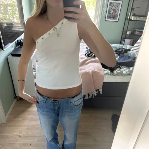 Vit oneshoulder topp från Zara - Cool topp från Zara! Storlek 12/13 men passar mig som brukar bära S eller M