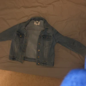 Ljusblå jeansjacka från LAB Industries - Snygg ljusblå jeansjacka från LAB Industries med klassisk design, bröstfickor med knappar och silverfärgade knappar framtill. Jackan har lång ärm och är tillverkad i mjukt denimtyg. Perfekt för dig som vill ha en tidlös och chill look.