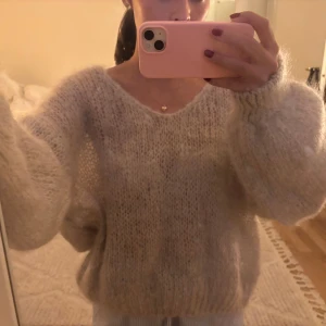 America dreams mohair tröja - Säljer en mohair tröja från American dreams i en beige färg. Köpte för flera år sedan men har absolut använts sparsamt, finns små tecken på användning men fortfarande i fint skick. Nypris ca 2000kr🩷😊