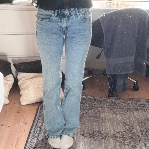 Bootcut jeans 90's från 157, XS Short - Snygga ljusblå bootcut jeans från 157 i modellen 90's Boot. Jeansen har klassisk femficksdesign, normal passform och är tillverkade i jeansmaterial. Perfekta för dig som gillar retrovibbar och vill ha ett par riktigt sköna och stilrena jeans.