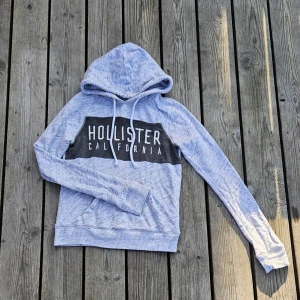 Hollister hoodie - En vintage grå hollister hoodie i storlek XS, använd några gånger men fortfarande i fint skick! Passar alla kön