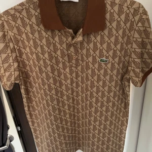 Lacoste piké  -  Säljer min Lacoste piké som jag köpte i början av sommaren. Storlek M använd max 5 gånger. Pris kan dissekeras vid snabb affär