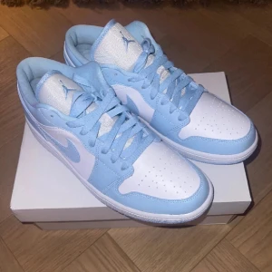 Nike Jordan 1 low Ice blue Aliminium  - Halloj! Säljer nu dessa då de ej kommer till användning. Använda endast 1 gång, så nästan helt nya. Köpta på pardon my kicks för 2900 men säljer de nu för 1625! Storlek 44. Har du fler funderingar, skriv gärna! 