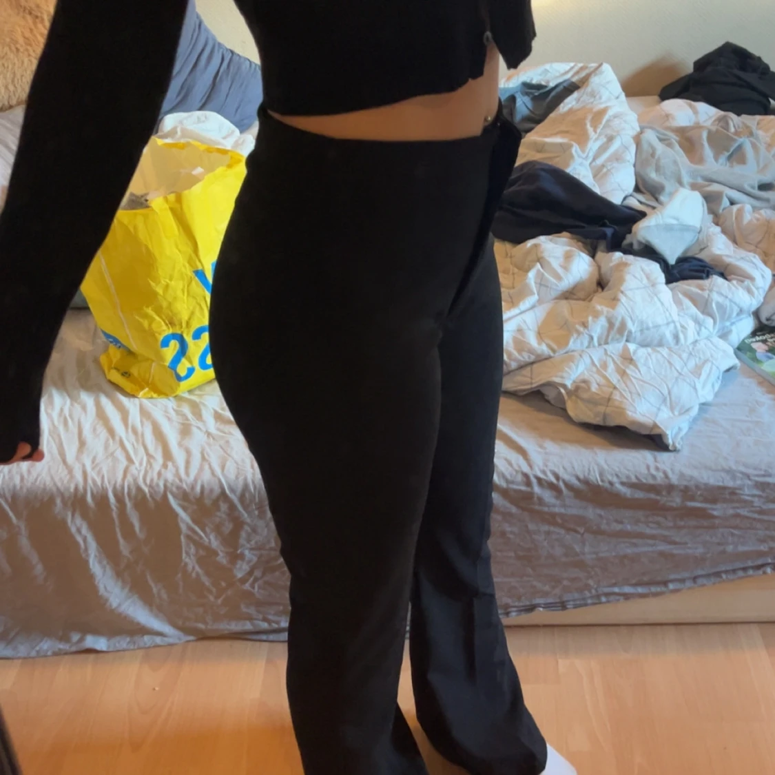 Svarta bootcut byxor med hög midja - 1