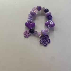 Lila pärlarmband - Superfint armband från dreamland!❤️nypris 150kr🫶🏻 man får med påsen när man köper den🎀🤍 pris går absolut att diskutera!💓