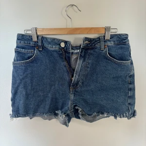 Midwaist blå jeansshorts från Bikbok  - Snygga blå jeansshorts från Bikbok i midwaist-modell. Bara använda ett fåtal gånger så de är i superfint skick! Storlek M. Säljer då de inte kommer till användning.