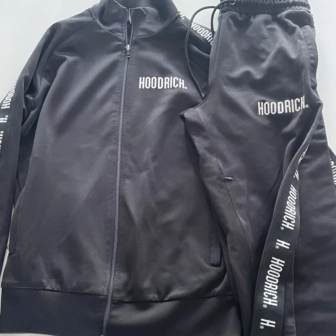 Svart tracksuit från Hoodrich - 1