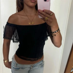 Offshoulder spetstopp med volanger  - Så snygg Offshoulder svart spetstopp med volanger. Jag är 168 och det är mina bilder, köp via köp nu direkt eller Swish, kvar tills markerad som såld 💖 