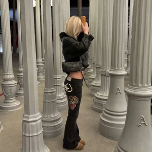 ed hardy jeans - bootcut jeans från ed hardy med tryck på rumpan, använda en gång. jag är 176 och måtten är midja:39 & innerbenslängd 82cm. ok att köpa direkt 🖤