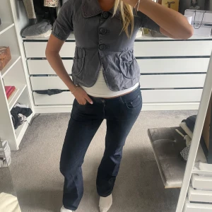 Mörkblå bootcut jeans - Snygga mörkblå jeans med klassisk bootcut passform. Jeansen har låg midja och är från polo ralph lauren. Jag är ca 173 cm. 
