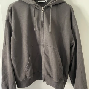 Hoodie från Weekday - Säljer nu en zip-hoodie från Weekday som blivit för liten. Den är mer åt det boxy hållet och i utmärkt skick. Tveka inte på att höra av dig vid frågor❗️