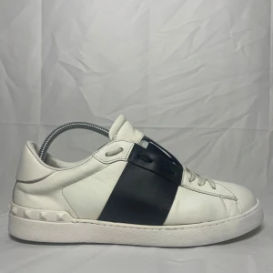 Valentino Open skor | 43 - Riktigt feta Valentino Open skor | Strl: 43 | Skick: 9/10 (smutsiga sulor) | Nypris ca 7000kr | Endast skor ingår | Hör av er vid frågor eller funderingar!😊