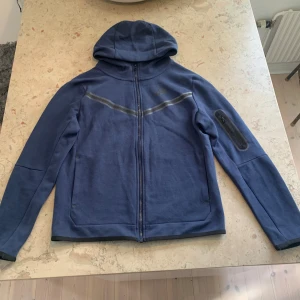 Mörkblå Nike tech  - Mörkblå nike tech i barn storlek XL. Ungefär storlek XS i vuxen. Helt oanvänd. Topp skick. Äkta! 