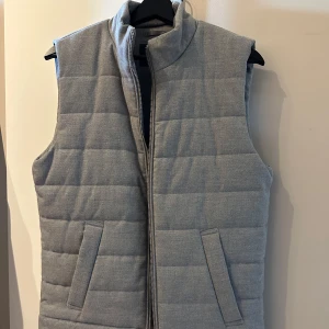 Grå flanellväst - Jag säljer en väldigt snygg grå flanellväst från Dressmann som är perfekt inför hösten. Västen är endast använd några gånger och är därför i väldigt bra skick. Nypris ligger på 899 kr. Hör av er om ni har några funderingar!