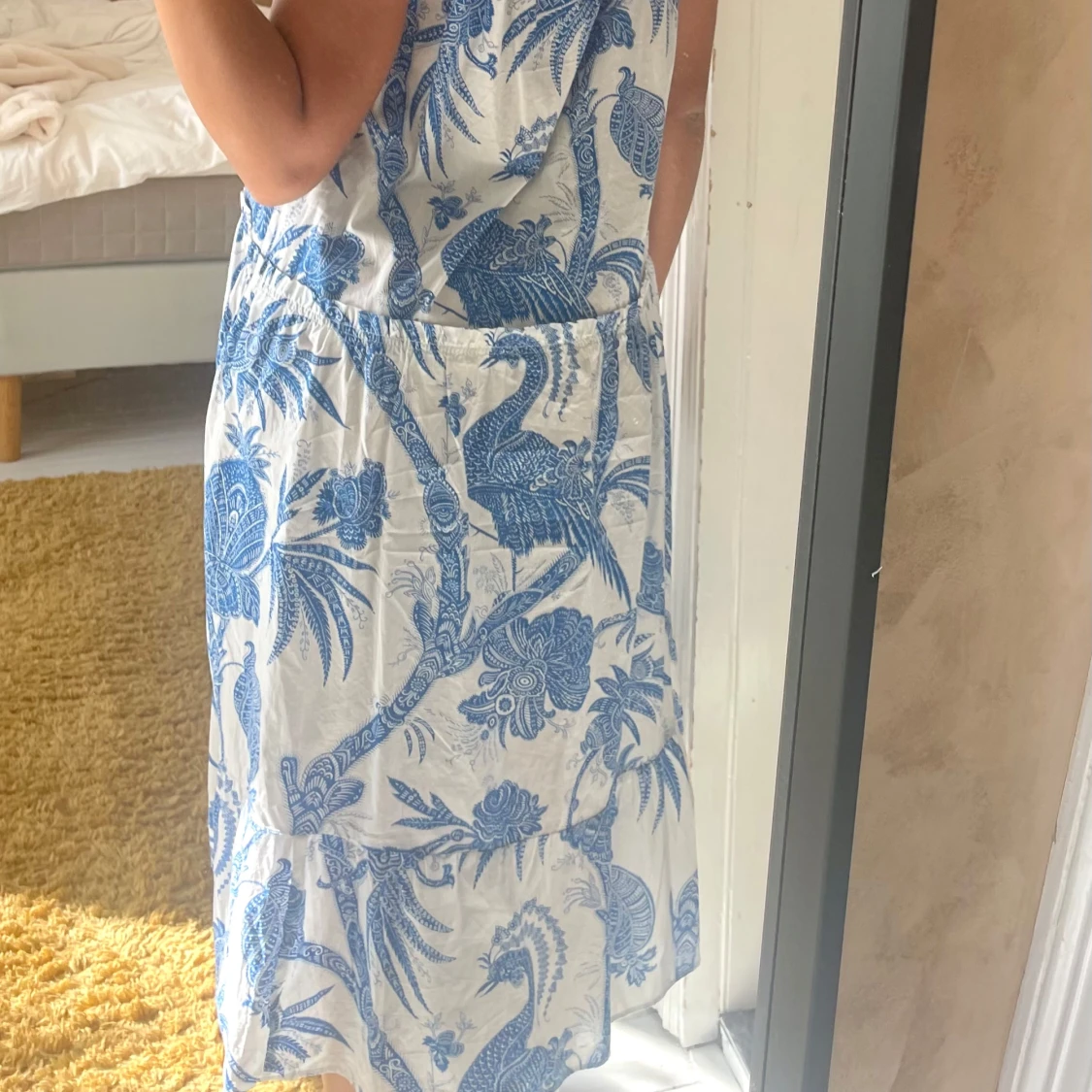 Vit och blå sommarklänning med mönster - 3