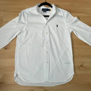Vit slim fit skjorta från Polo Ralph Lauren - Raffe skjorta | Stl 16 passar runt XS | Nypris runt 1000kr | Skick 9/10 Stilren ⭐️