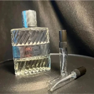 Eau Sauvage - (E Jag säljer sampels och priset är per milliliter ( INTE HELA FLASKAN))   21kr per milliliter (1ml = 10 spray )  Priset är fast men vid större beställningar kan priset diskuteras! Skriv till oss gärna innan ni köper !