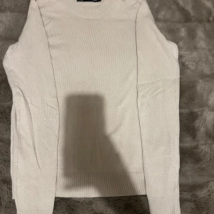 Beige stickad tröja  - Säljer en enkel beige långarmad tröja. Tunt stickat tyg.