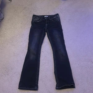 Mörkgrå bootcut jeans - Mörkgrå svarta jeans från Gina Tricot i storlek 152. Modellen har bootcut-ben, markerade sömmar och klassiska fickor både fram och bak. Jeansen har låg midja och är tillverkade i ett mjukt denimtyg som sitter skönt hela dagen.
