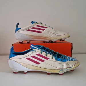 Fotbollsskor  - Adidas f50 adizero, skorna är I använt skick och har skador, alla skador syns på bilderna