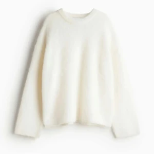 Vit fluffig stickad tröja - Supermjuk och fluffig vit stickad tröja med rund hals och långa ärmar. Perfekt för kyliga dagar när du vill vara både bekväm och snygg. Enkel och stilren design som passar till det mesta. Använd några få gånger