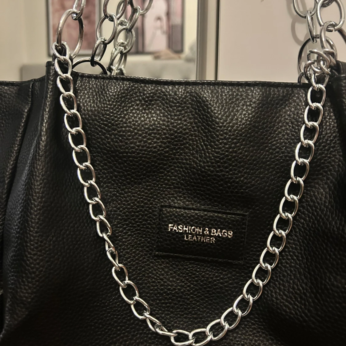 Svart axelväska med kedjedetaljer - 1