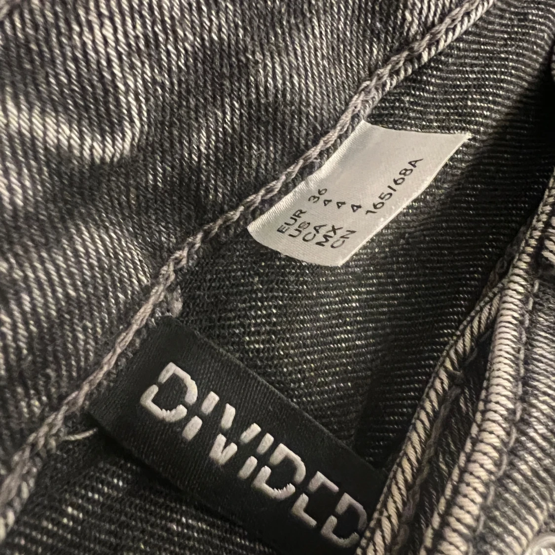 Grå jeans från Divided - 2