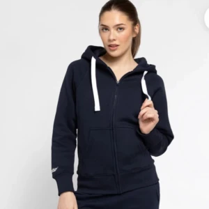 Russemerch tröja  - Säljer en marinblå hoodie med vit snörning och dragkedja framtill. Säljer då den ej kommer till användning! Använd endast 3 gånger!❤️
