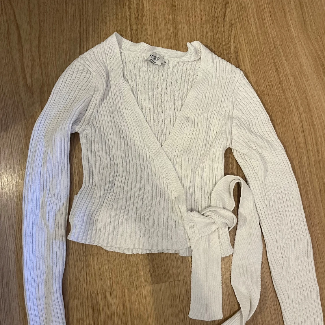 Vit ribbad omlottkofta från NA-KD - 1