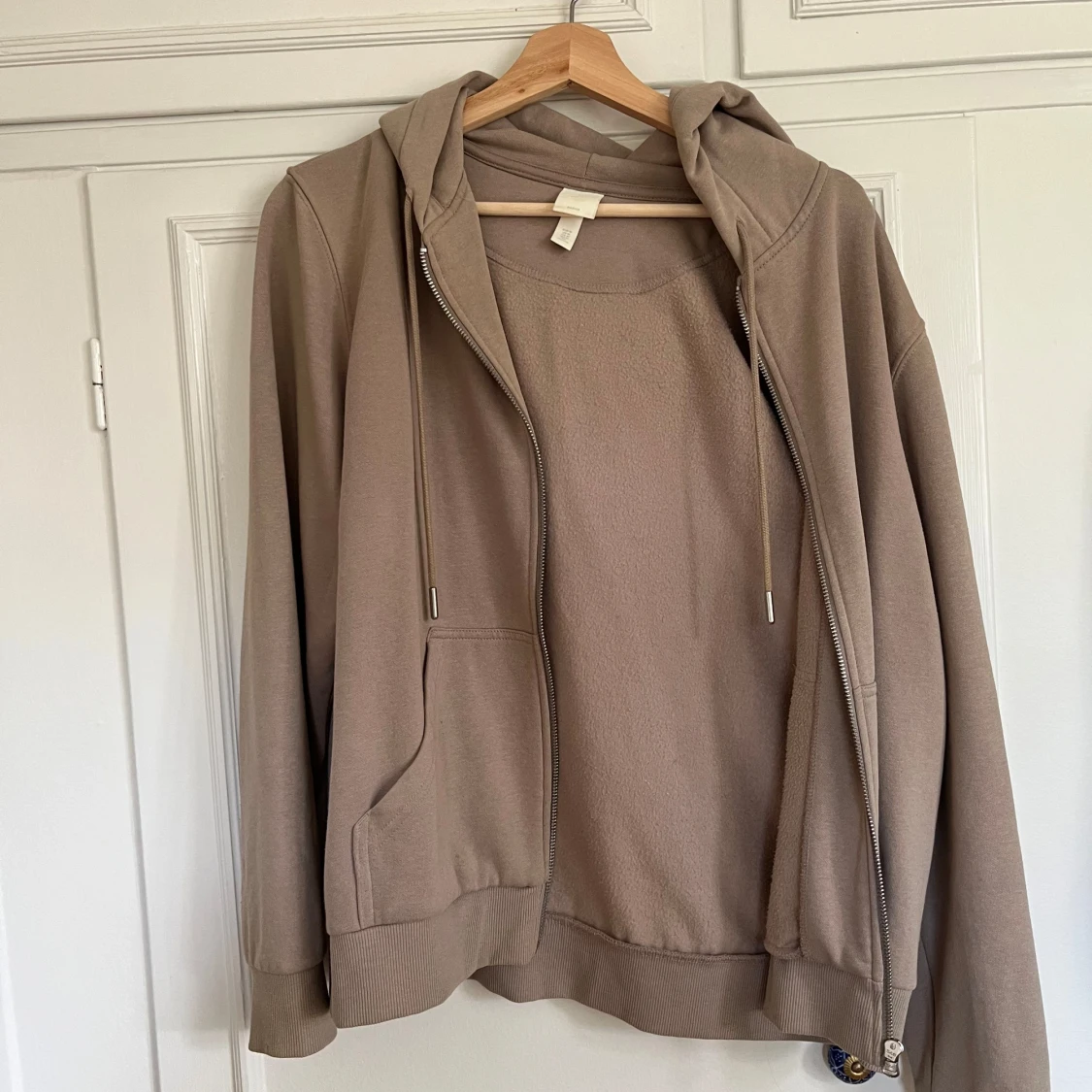 Beige hoodie från H&M med dragkedja