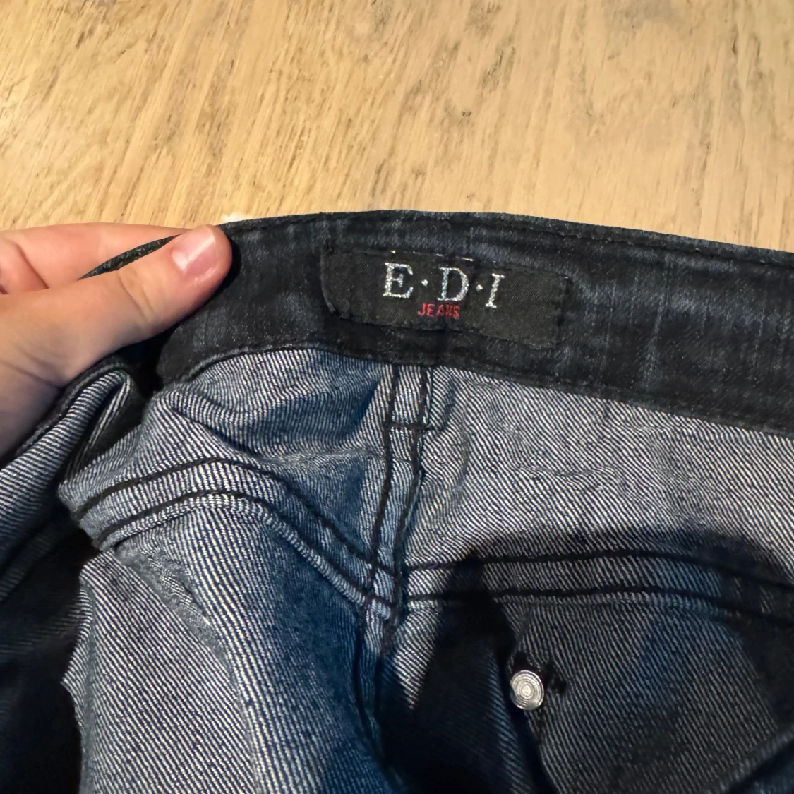 Svarta jeans från EDI med broderade fickor - 3