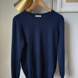 Mörkblå kashmirtröja Soft Goat • Small - Snygg mörkblå tröja från Soft Goat i 100% kashmir. Klassisk rund hals och långärmad modell med ribbade muddar. Perfekt för dig som gillar stilrena och mjuka plagg. Passar dig som vill ha en enkel men lyxig look.Men's chunky knit crewneck in 100% cashmere.  Details -   Chunky knit -   Relaxed fit -   True to size -   5 gg -   6 ply -   100% Cashmere NYPRIS SE HÄR: https://softgoat.com/row/p/mens-relaxed-fit-navy/?size=XXL&force-country=AF