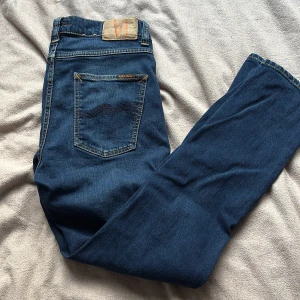  Nudie Jeans, 31/30 - Snygga mörkblå jeans från Nudie Jeans i storlek 31/30. Säljer eftersom de är för små. Priset går möjligtvis att sänka. 