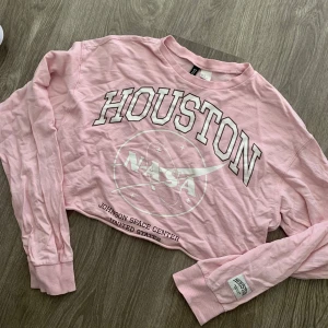ljus rosa nasa tröja - i storlek Xs är i fint skick inga defekter förutom bild ”3” som knappt syns om man inte kollat jätte nära💗