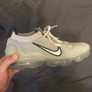 Nike Vapormax Flyknit sneakers vita - Nike Vapormax skor i ett väldigt bra skick, knappt använda. storlek 42 