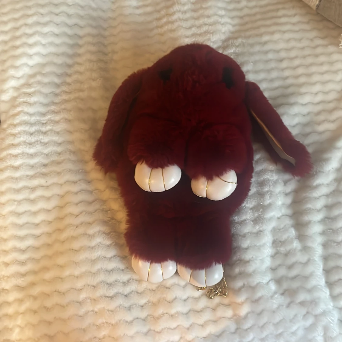 Vinröd kaninformad axelväska med kedja