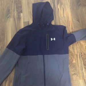Under armour vanish vindjacka/windbreaker - Hej jag säljer min vindjacka för att jag inte tycker om den.Köpte den runt 4 månader sedan har bara legat i min garderob storlek m jätte bra skick pris kan diskuteras 