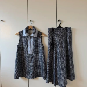Unik kjol och topp från Acne  - Unikt sätt från Acne Studios med en kjol och topp! 🩶💚💜 (Endast använt vid ätt tillfälle)  I ett rutigt mönster med en blandning av grått/svart och inlägg av lite grönt och lila. Hela sättet är i 100% silk/siden och är otroligt skönt.   Kjolen har en liten innerkjol samt resor där bak i midjan för att sitta så bra som möjligt! Den har även en fin slits nedtill. Toppen har bara ärmar och en detalj framme vid bröstet i form av en dragkedja. ☀️🌷🧡 Bara att skriva om ni har frågor och vill ha bilder! 