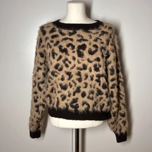 Stickad tröja leopard fluffig h&m  - Stickad tröja från h&m, har klippt bort storlekslappen då den stacks, men den passar xs-s. Köp sker via köp nu, jag postar inom 24h. Kvar tills markerad såld 