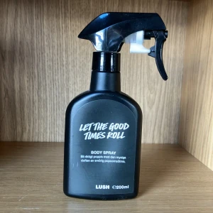 Lush Let The Good Times Roll - Använt mindre än halva. Luktar sockervadd och karamell!
