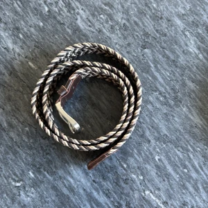 Randigt flätat bälte från Jack & Jones - Snyggt flätat bälte från Jack & Jones i brunt, beige och svart. Bältet har ett randigt mönster, silverfärgat spänne och detaljer i brunt skinn vid ändarna. Perfekt accessoar för att lyfta din outfit med en stilren touch.